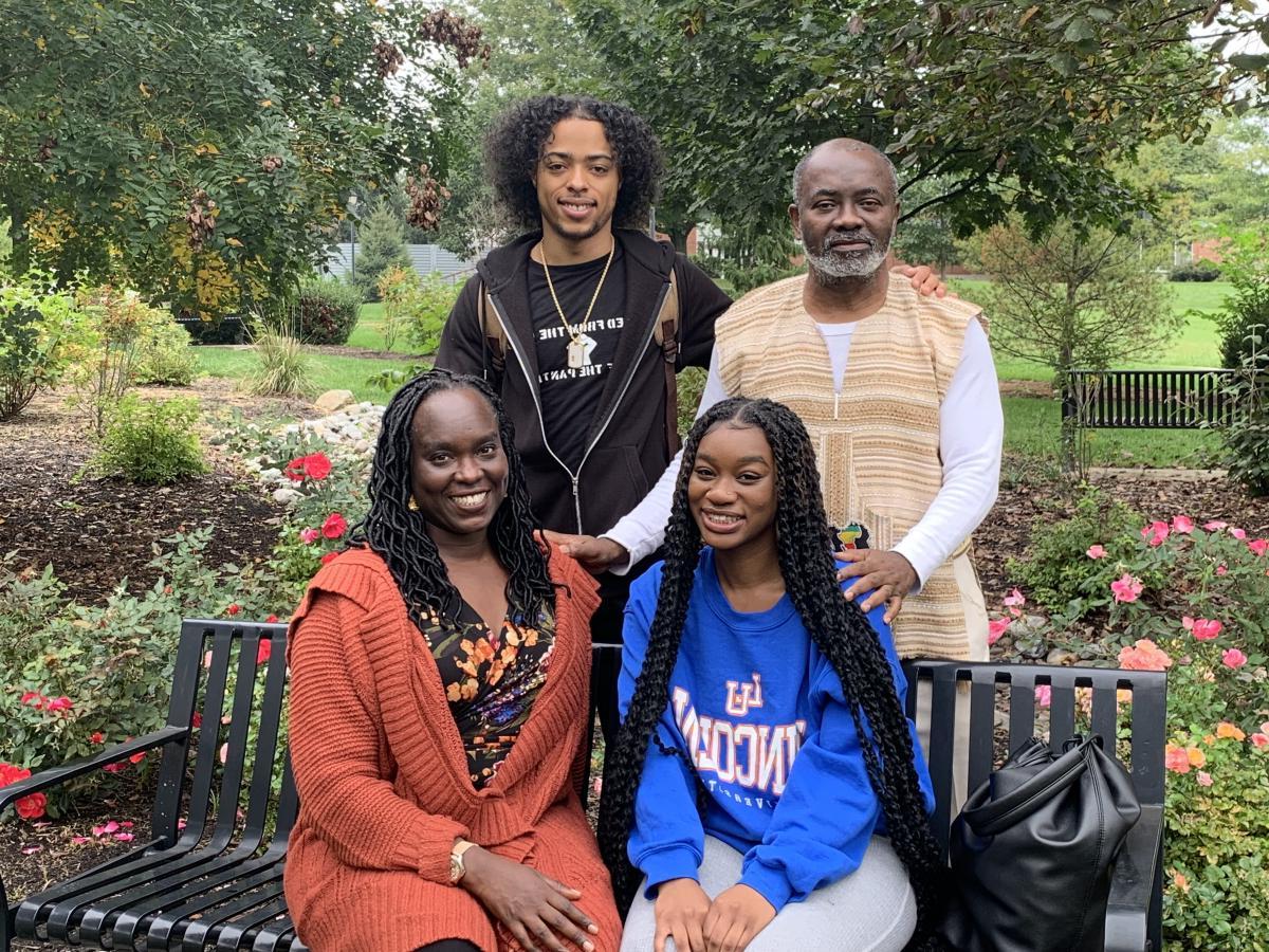 站:博士. Gervais Gnaka Lagoke, assistant professor of history; Chamir James ‘22; seated: Romika-Grace Volcy ‘23; Dr. Dafina Diabate，国际项目主任